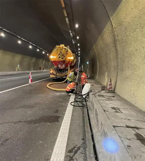 石狮隧道排水渠清淤